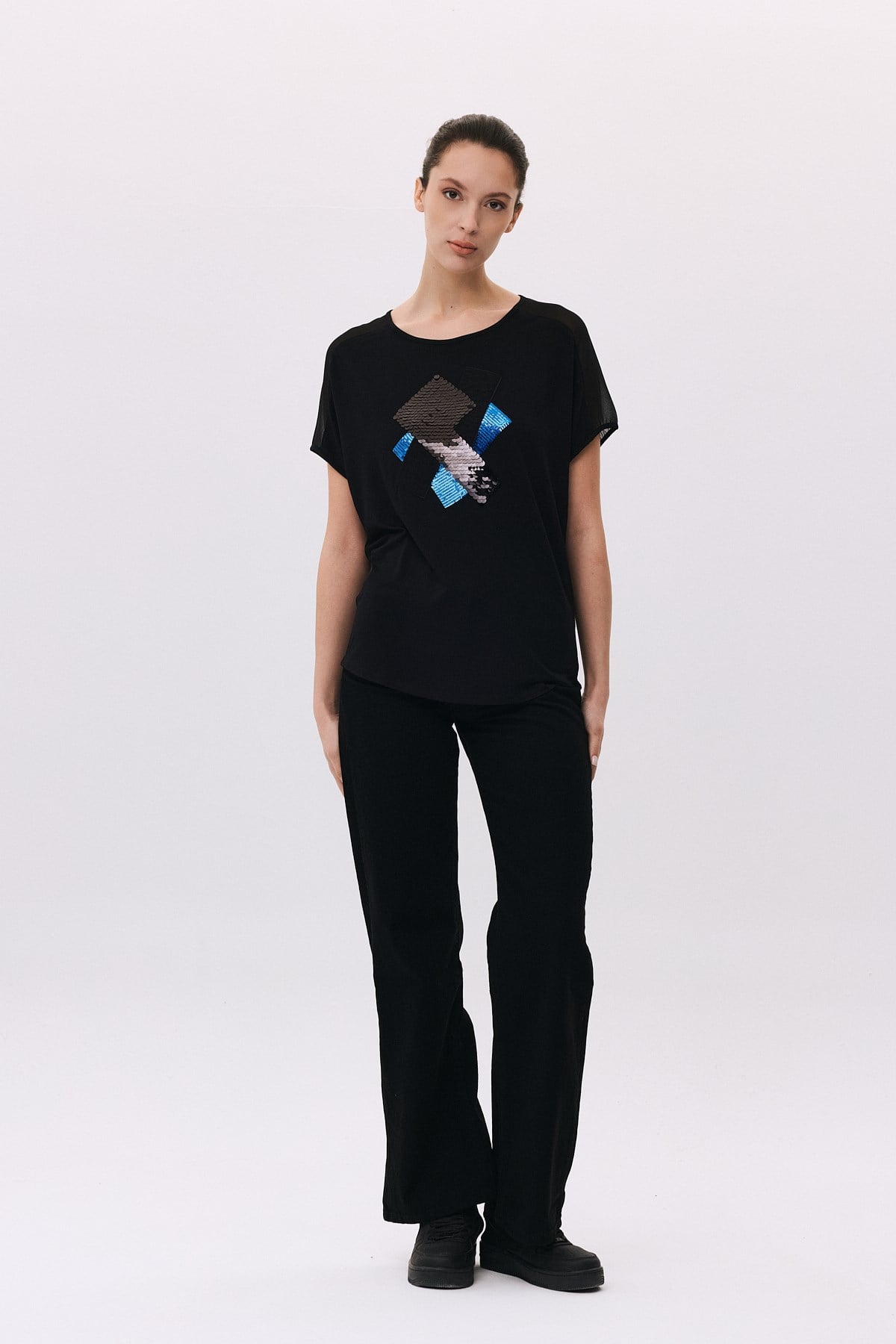 Yuvarlak Yaka Omuzları Şifon Pul Aplikeli T-Shirt