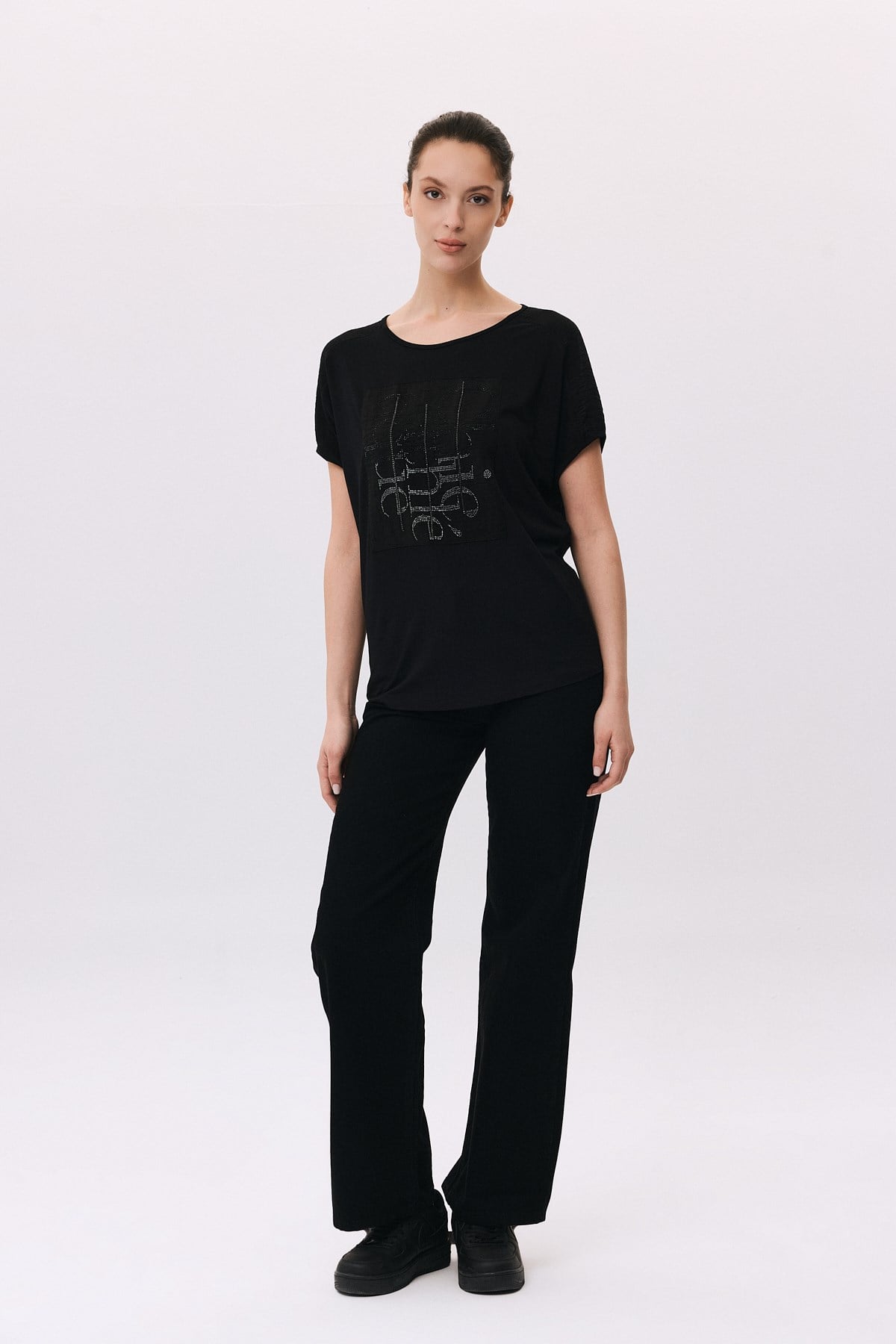 O Yaka Şerit Boncuk Detaylı Taş Peçli T-Shirt