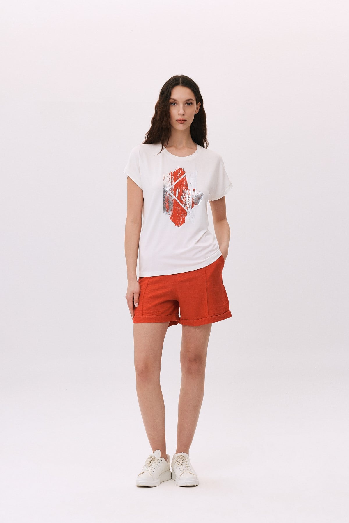 Payet Aplikeli Üçgen Varak Baskılı T-Shirt