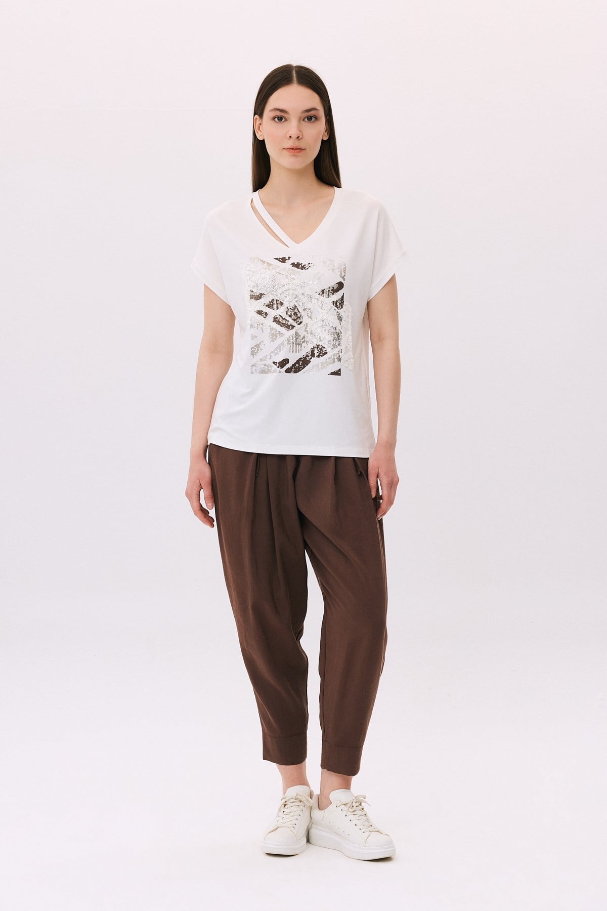 Pencereli V Yaka Dantelli Baskı Detaylı T-Shirt