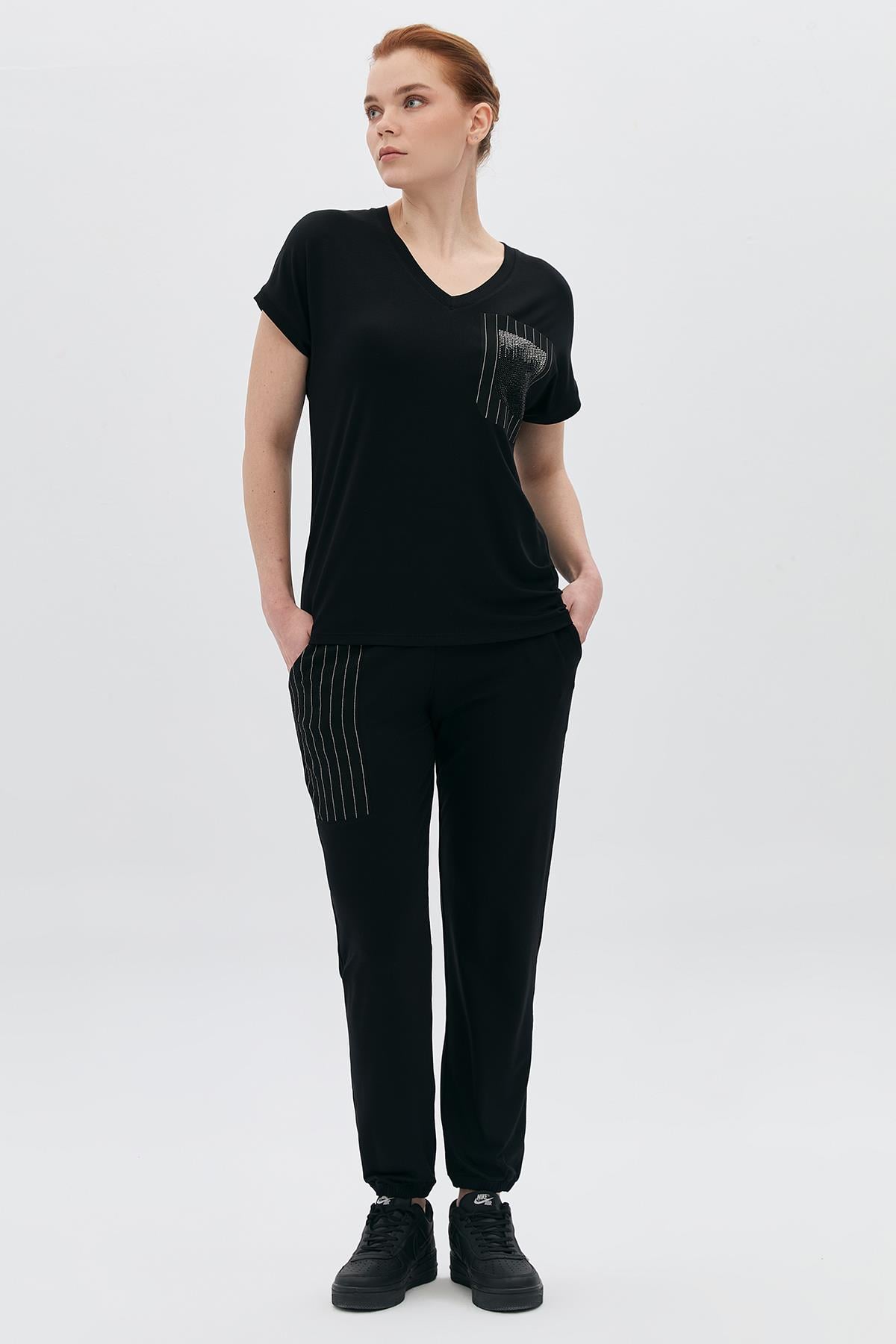 V Yaka Çizgili Taş Cepli T-Shirt