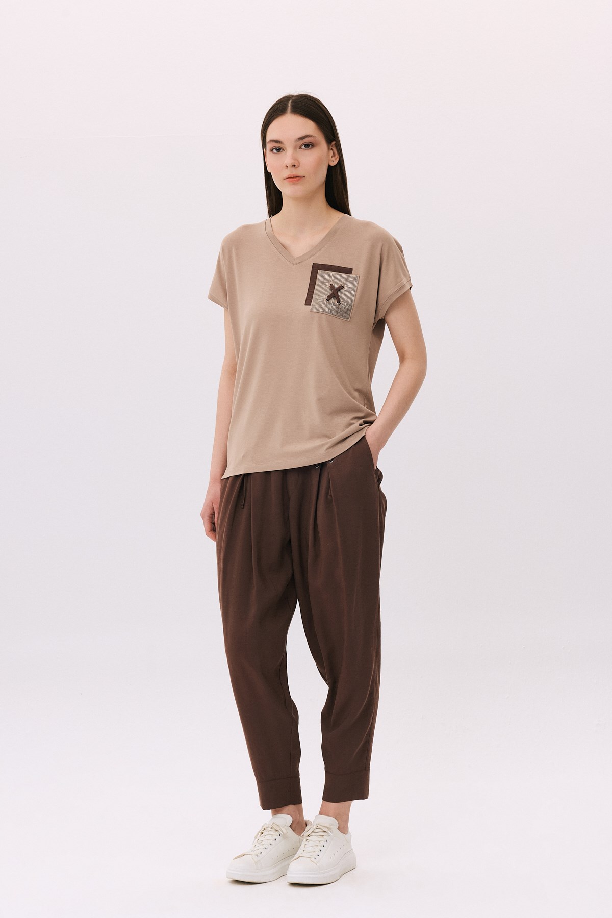 V Yaka Kuşgözü Cep Detaylı T-Shirt