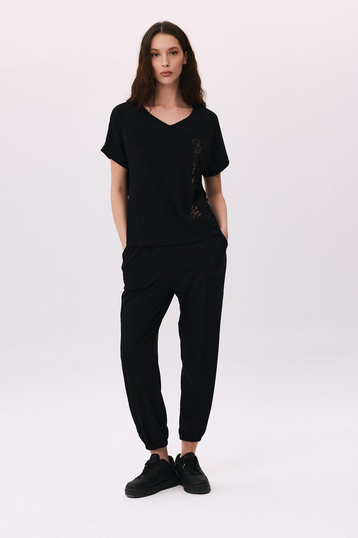 V Yaka Leopar Taş Detaylı T-Shirt