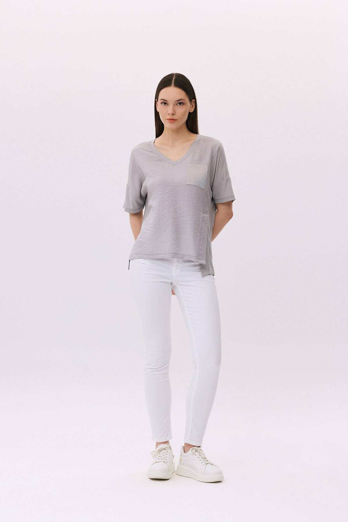V Yaka Yırtma. Detaylı Taş Cepli T-Shirt