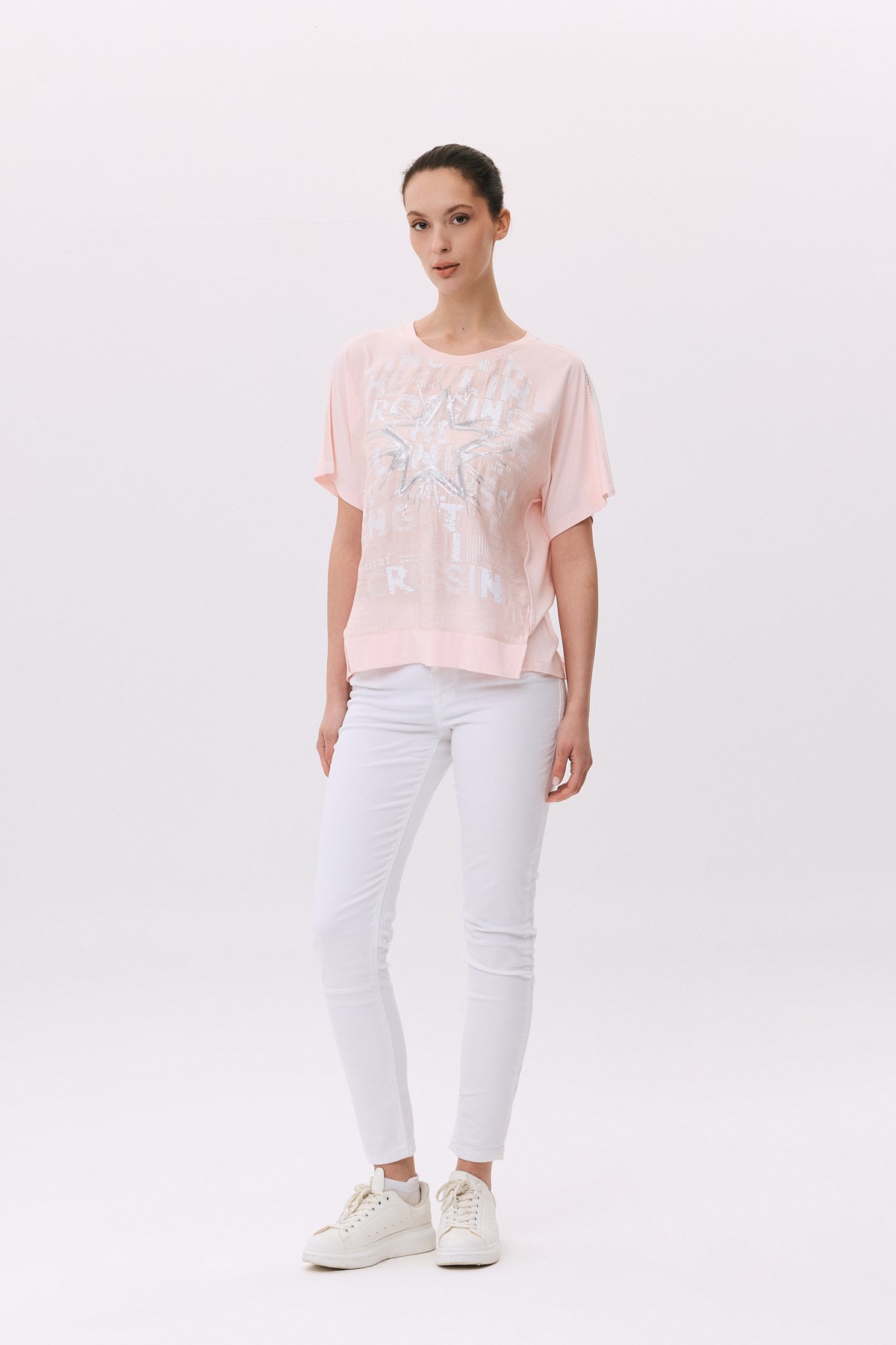 Yıldız Nakışlı Harf Baskılı T-Shirt