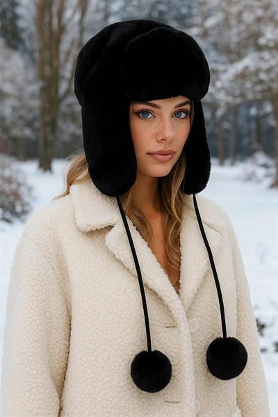 Siyah Peluş Kulaklı Ponponlu Bere Şapka