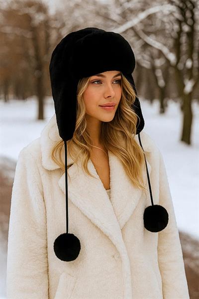 Siyah Peluş Kulaklı Ponponlu Bere Şapka