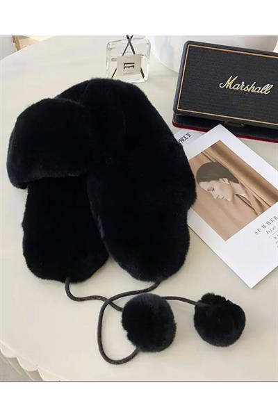 Siyah Peluş Kulaklı Ponponlu Bere Şapka