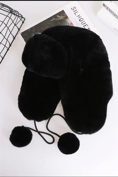 Siyah Peluş Kulaklı Ponponlu Bere Şapka