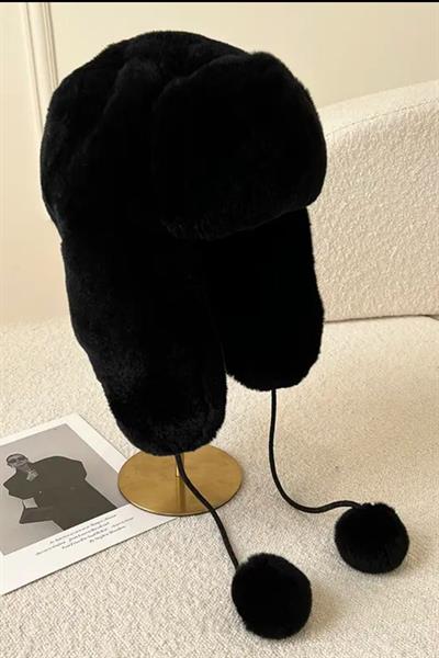 Siyah Peluş Kulaklı Ponponlu Bere Şapka