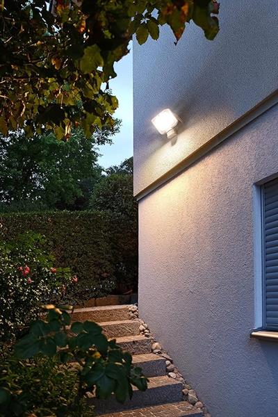 Brennenstuhl LED spot AL 3050 PIR (30 W, 3110 lm, 3000 K, IP44, duvar montajı için LED projektör, hareket sensörlü)