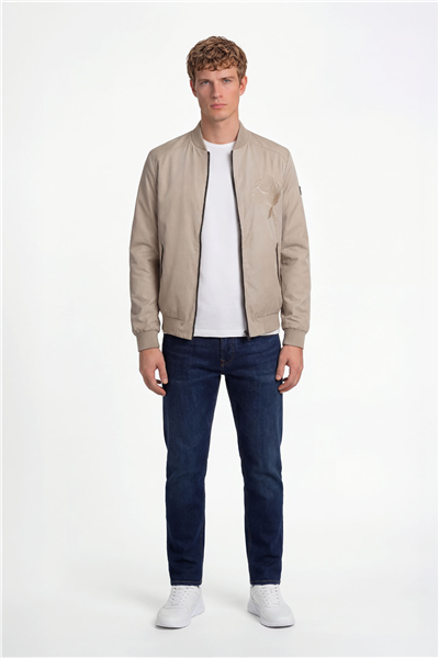 Giotelli Erkek Bej Normal Kesim Regular Fit Nakış Detaylı Paraşüt Kumaş Su Geçirmez Yan Cep Hakim Yaka Bomber Mont