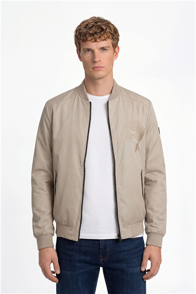 Giotelli Erkek Bej Normal Kesim Regular Fit Nakış Detaylı Paraşüt Kumaş Su Geçirmez Yan Cep Hakim Yaka Bomber Mont