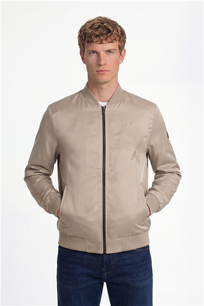 Giotelli Erkek Bej Normal Kesim Regular Fit Nakış Detaylı Paraşüt Kumaş Su Geçirmez Yan Cep Hakim Yaka Bomber Mont