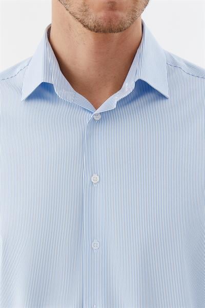 Erkek Açık Mavi Çizgili Poligotlu Yaka Slim Fit Gömlek