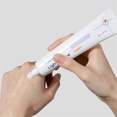 P.Calm Traneksamik Asit ve Arbutin içeren Leke Karşıtı Yatıştırıcı, Onarıcı, Nemlendirici Light Active Krem - 40gr