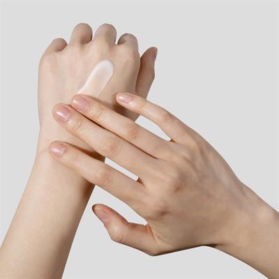 P.Calm Traneksamik Asit ve Arbutin içeren Leke Karşıtı Yatıştırıcı, Onarıcı, Nemlendirici Light Active Krem - 40gr