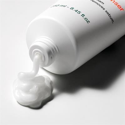 Azulene Ve Çay Ağacı İçeren, Gözenek, Siyah Beyaz Nokta Karşıtı, Yatıştırıcı Underpore Köpük Cilt Temizleyici 150ml