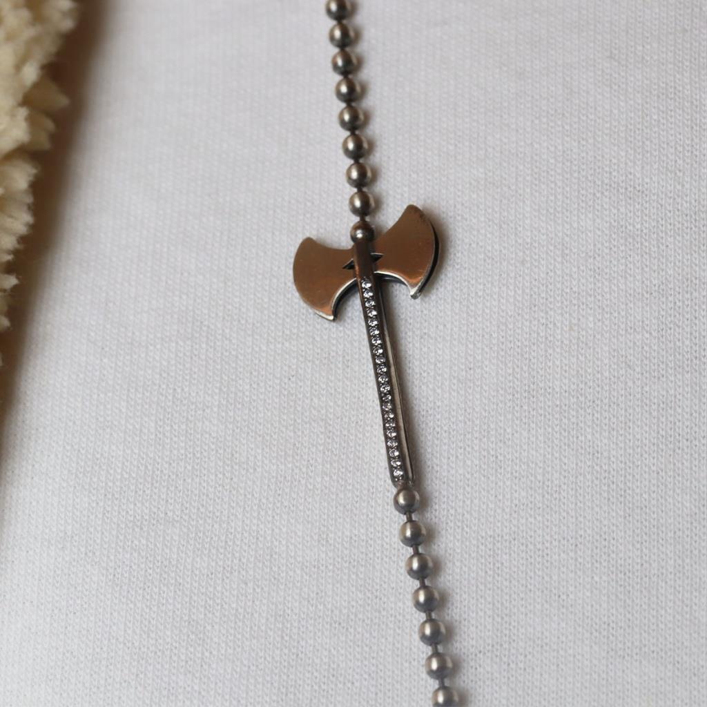 Balta Ve Kalkan Figürlü Zirkon Taşlı Gümüş Erkek Kolyesi