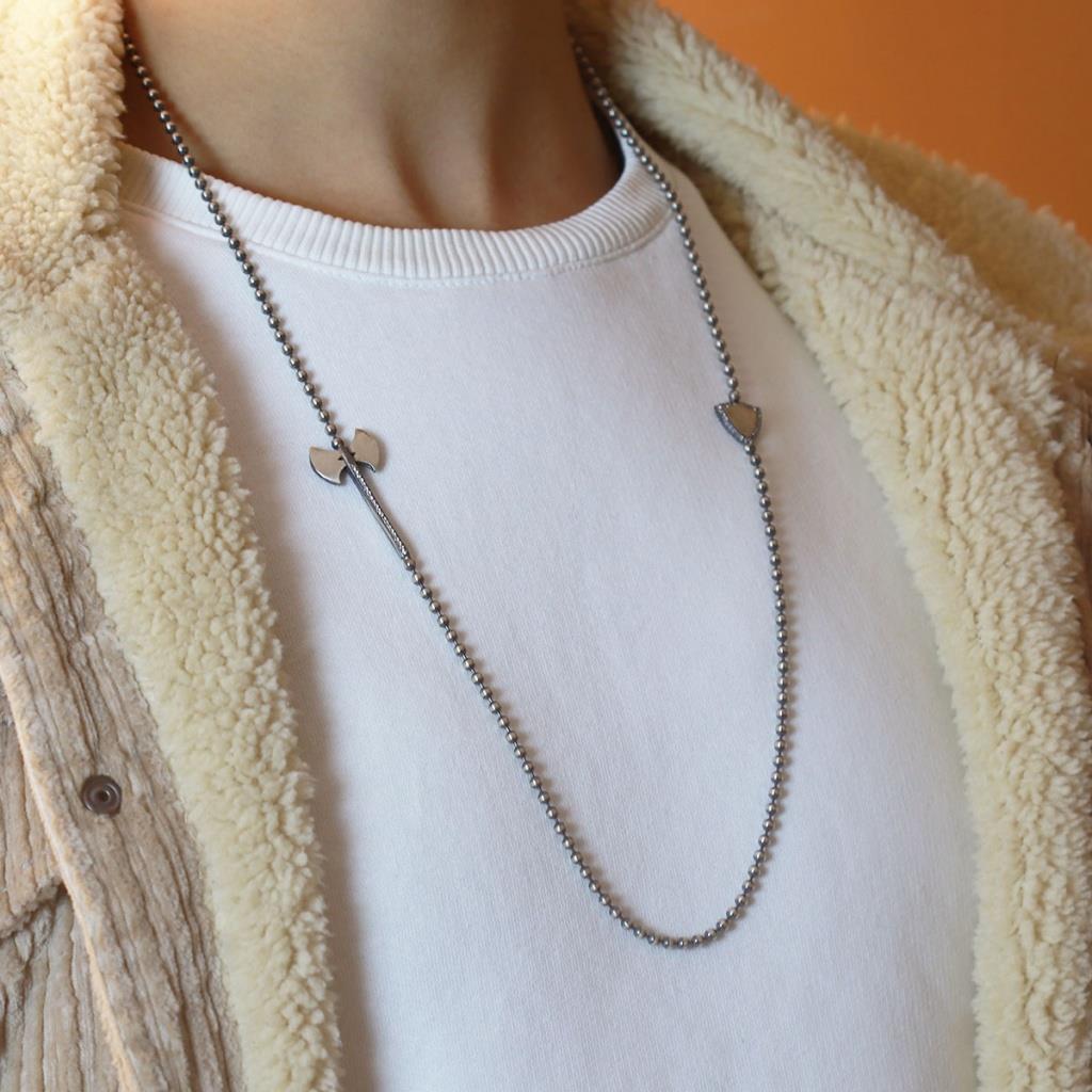 Balta Ve Kalkan Figürlü Zirkon Taşlı Gümüş Erkek Kolyesi