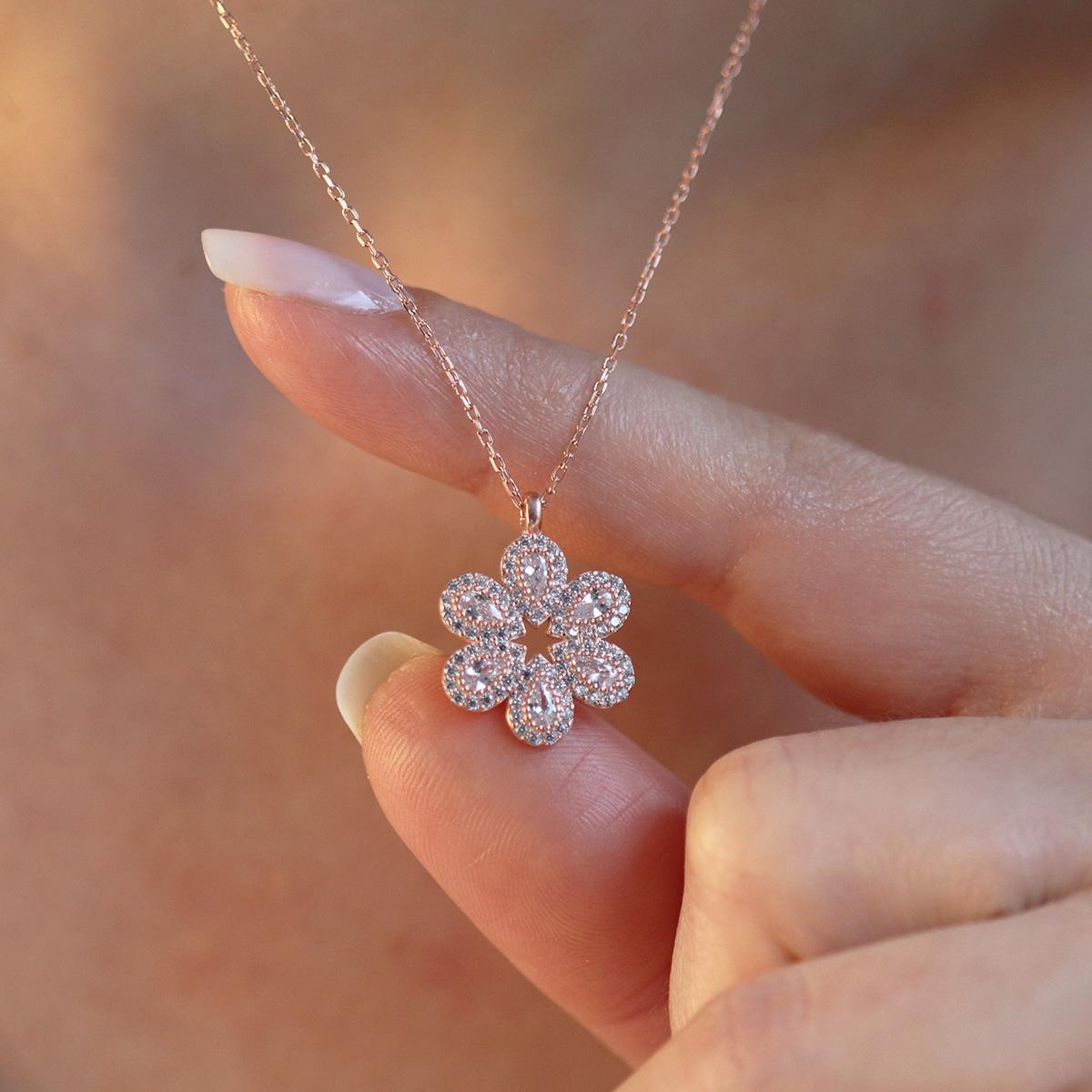 Çiçek Modeli Zirkon Taşlı Rose Gold Kaplama Gümüş Kolye