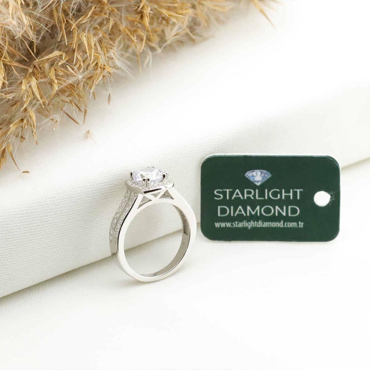 Çift Sıra Taş Geçişli Yanları Pırıltılı Taşlarla Süslenmiş Starlight Diamond Tektaş Gümüş Yüzük