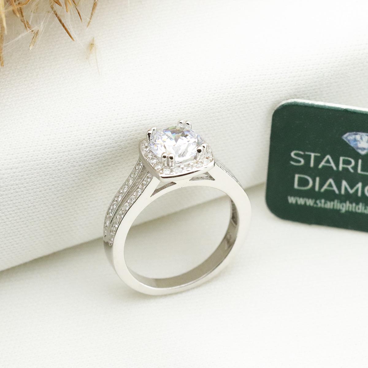 Çift Sıra Taş Geçişli Yanları Pırıltılı Taşlarla Süslenmiş Starlight Diamond Tektaş Gümüş Yüzük