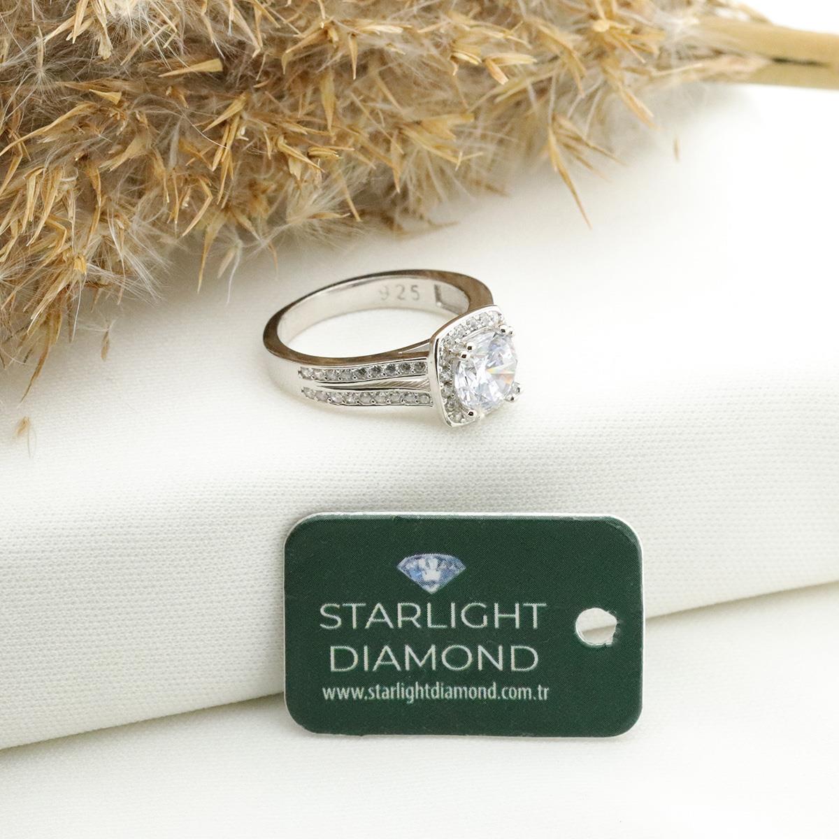 Çift Sıra Taş Geçişli Yanları Pırıltılı Taşlarla Süslenmiş Starlight Diamond Tektaş Gümüş Yüzük