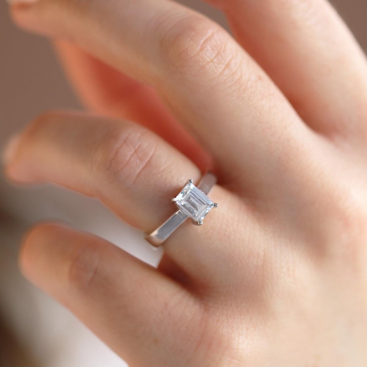 Emerald Kesim Tek Taş Starlight Diamond Gümüş Yüzük