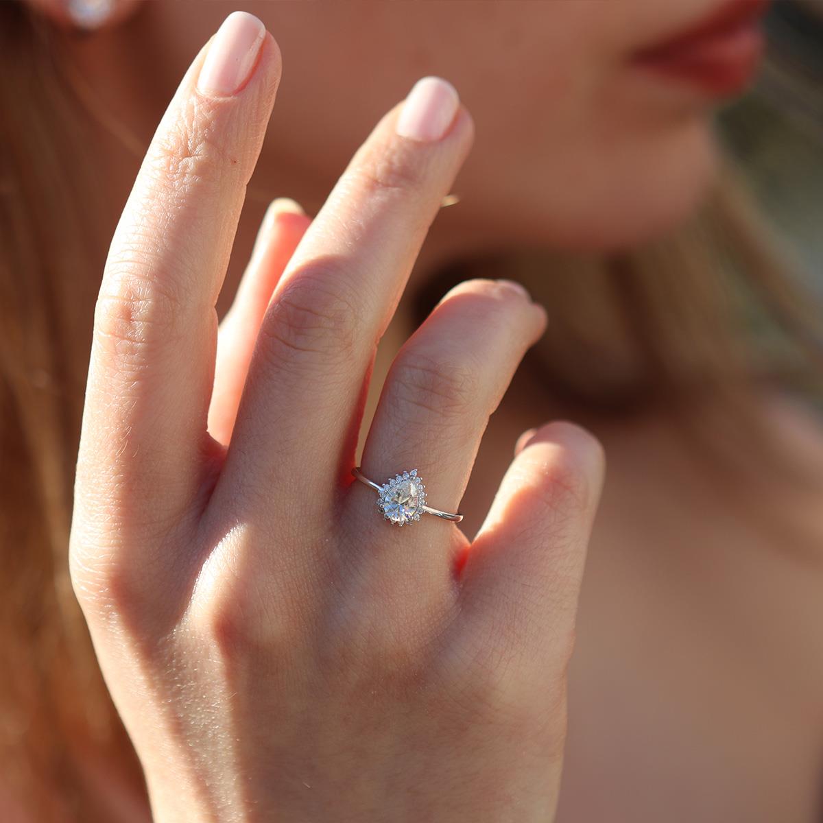 Etrafı Pırıltılı Taşlarla Çevirili Damla Montür Sky Diamond Gümüş Set