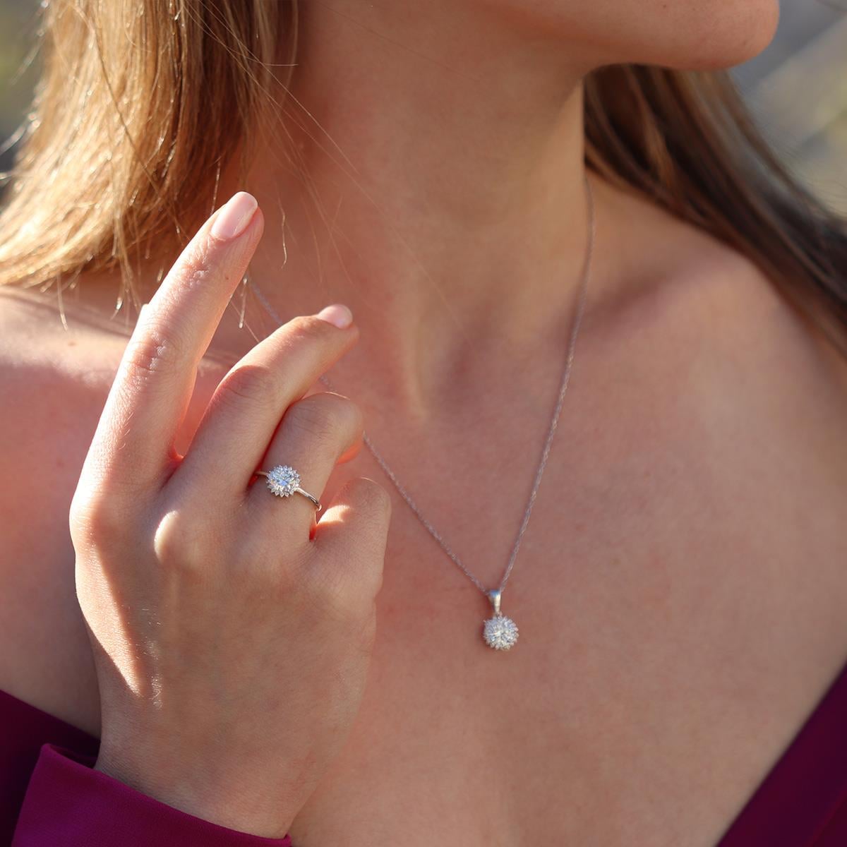 Etrafı Pırıltılı Taşlarla Çevrili Yuvarlak Montür Sky Diamond Gümüş Set