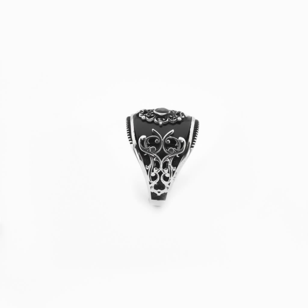 Onix Taş Üzerine İşlemeli Gümüş Erkek Yüzüğü