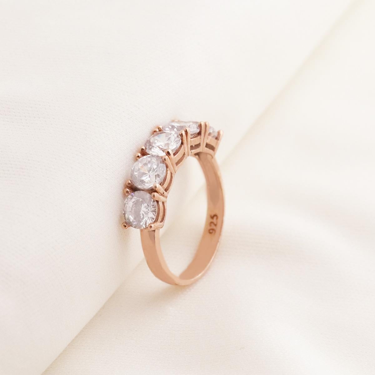 Round Kesim Beştaş Modeli Rose Gold Kaplama Sky Diamond Yüzük