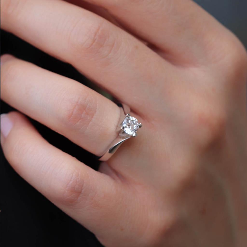 Starlight Diamond Çapraz Yuvarlak Kesim Pırlanta Montür Gümüş Tek Taş Yüzük