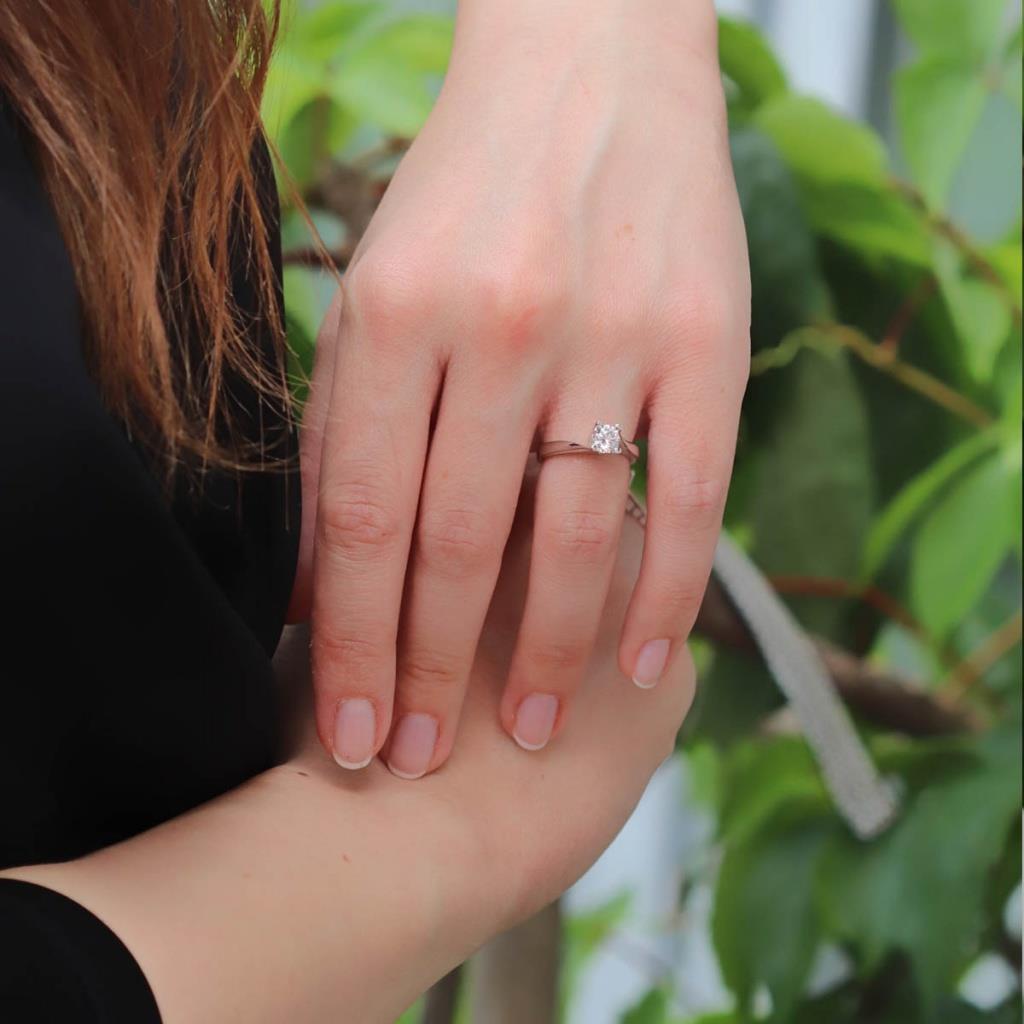 Starlight Diamond Çapraz Yuvarlak Kesim Pırlanta Montür Gümüş Tek Taş Yüzük