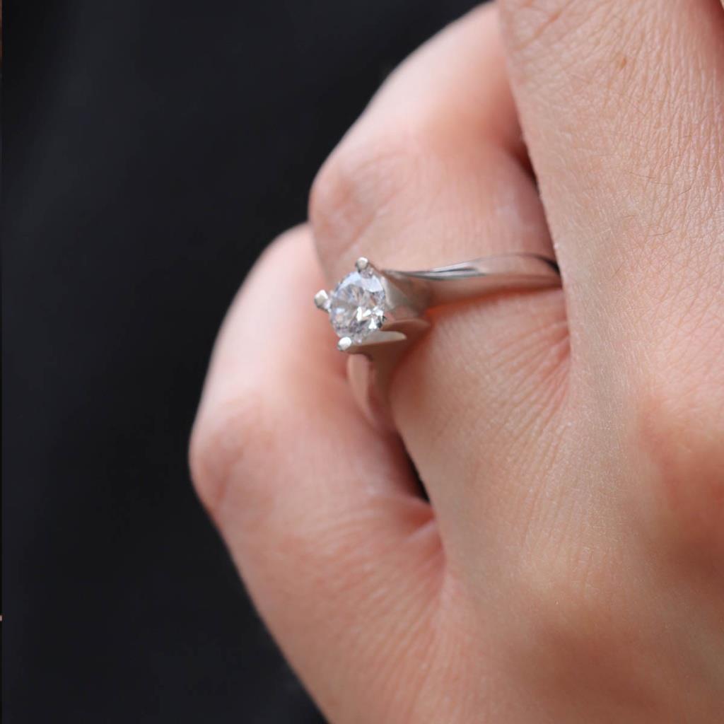 Starlight Diamond Çapraz Yuvarlak Kesim Pırlanta Montür Gümüş Tek Taş Yüzük