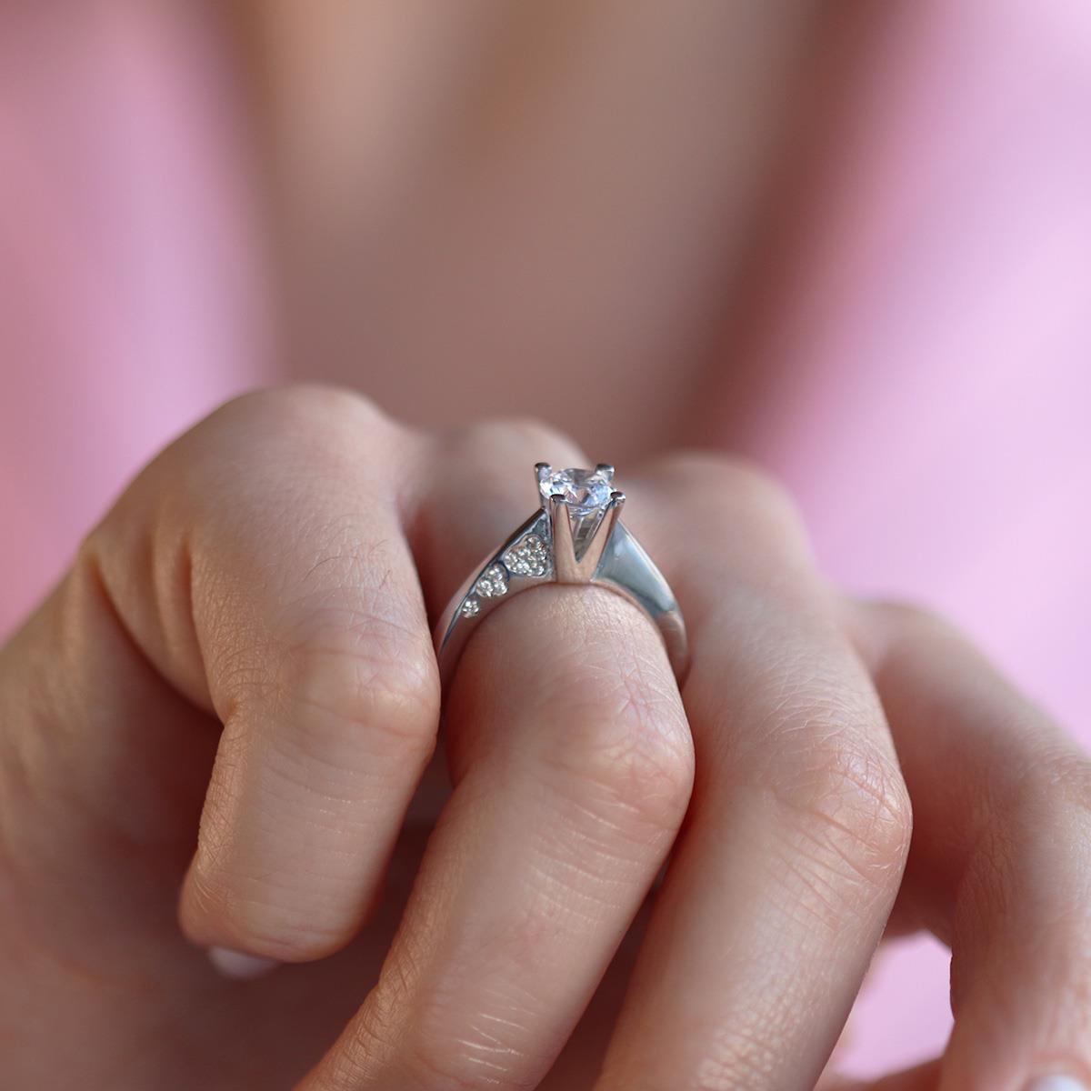 Starlight Diamond Yanı Kalp Taşlı Tek Taş Gümüş Yüzük