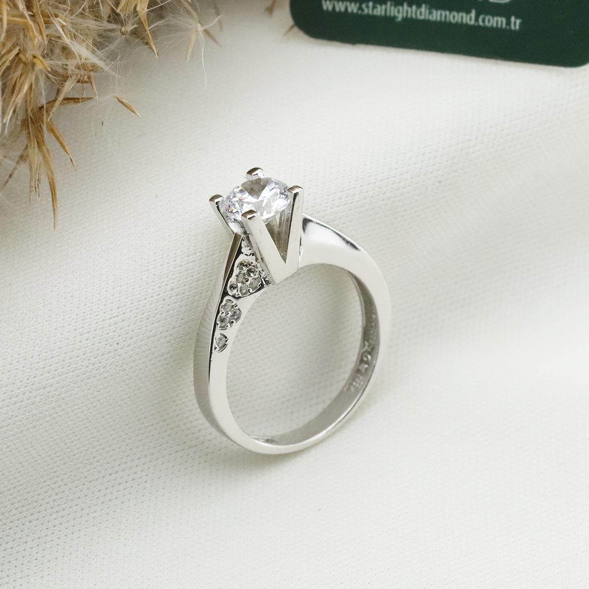 Starlight Diamond Yanı Kalp Taşlı Tek Taş Gümüş Yüzük