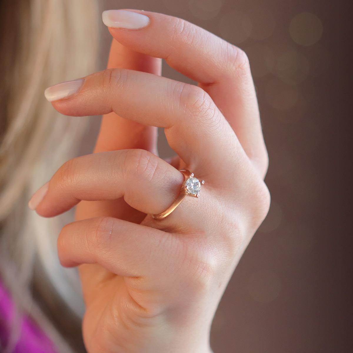 Tek Taş Round Kesim Rose Gold Kaplama Sky Diamond Yüzük