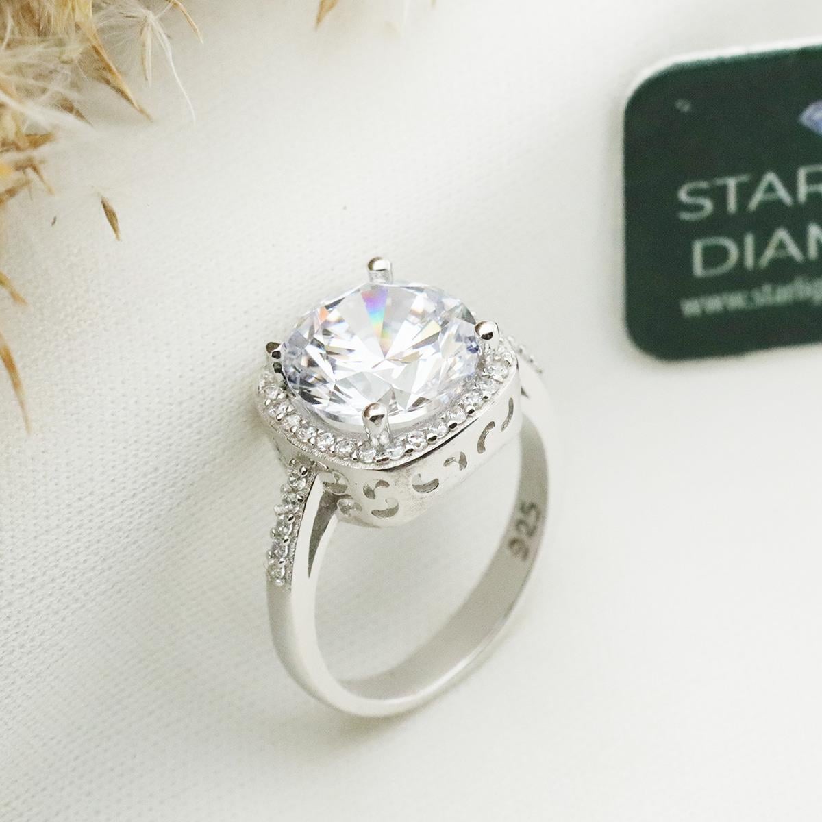 Yanları Pırıltılı Taşlarla Süslenmiş 3.00 ct Starlight Diamond Tektaş