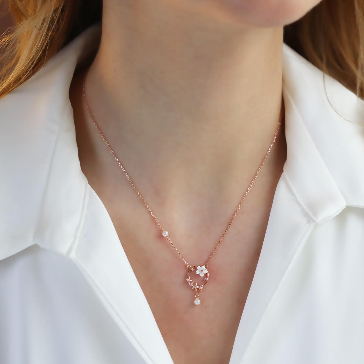 Zambak Çiçeği İnci Detaylı Rose Gold Kaplama Gümüş Kolye