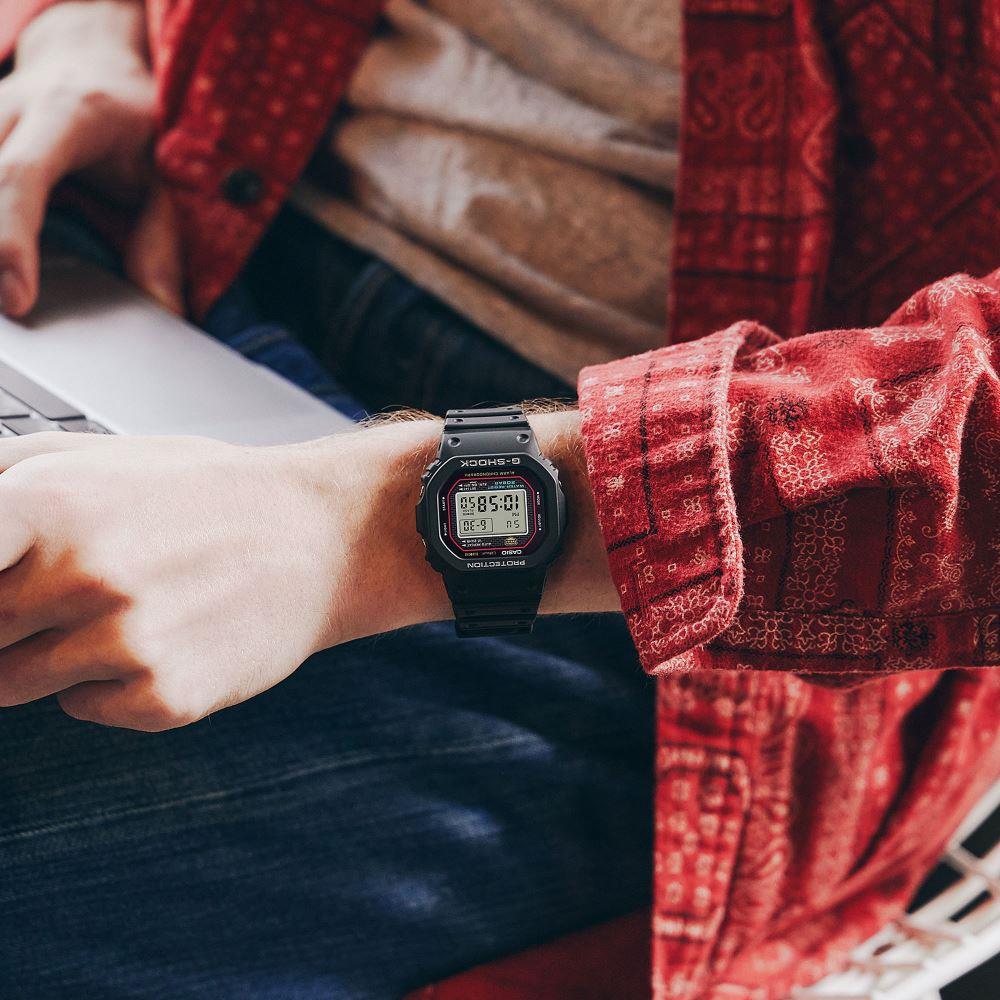 Casio Iconic DW-5000R-1ADR Erkek Kol Saati