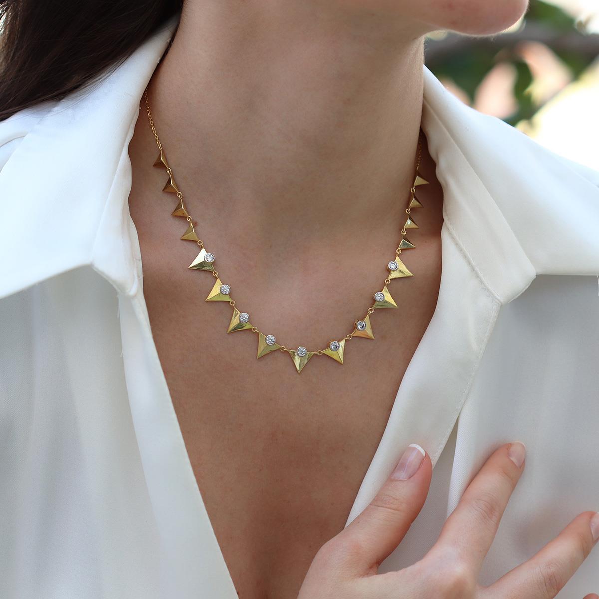 Taşlı Üçgen Trend Gold Gümüş Kolye