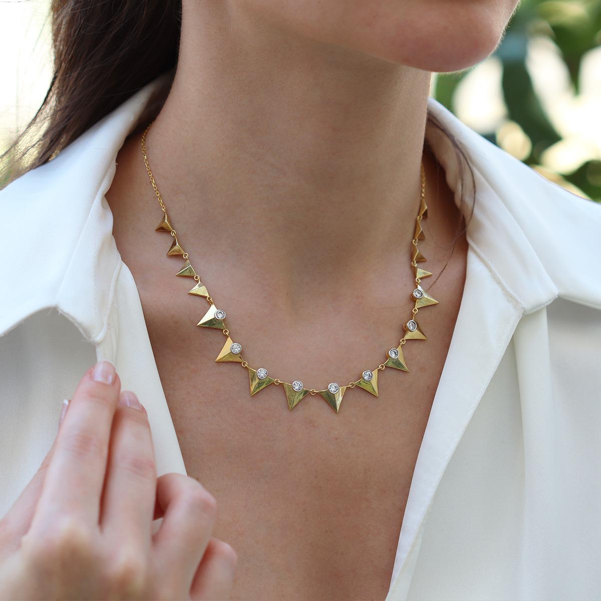 Taşlı Üçgen Trend Gold Gümüş Kolye