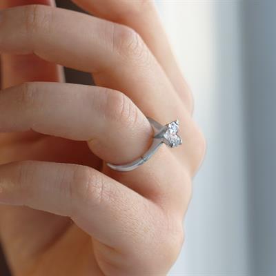 4 Tırnaklı Çapraz Model Tek Taş Starlight Diamond Gümüş Yüzük