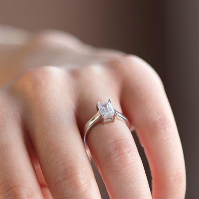 Emerald Kesim Tek Taş Starlight Diamond Gümüş Yüzük