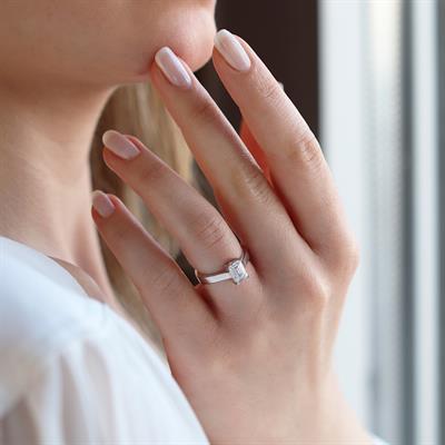 Emerald Kesim Tek Taş Starlight Diamond Gümüş Yüzük