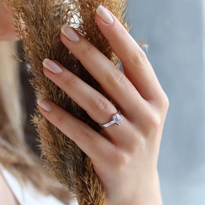 Emerald Kesim Tek Taş Starlight Diamond Gümüş Yüzük