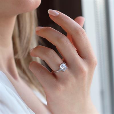 Emerald Kesim Yanları Taşlı Starlight Diamond Gümüş Yüzük