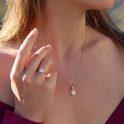 Etrafı Pırıltılı Taşlarla Çevrili Yuvarlak Montür Sky Diamond Gümüş Set